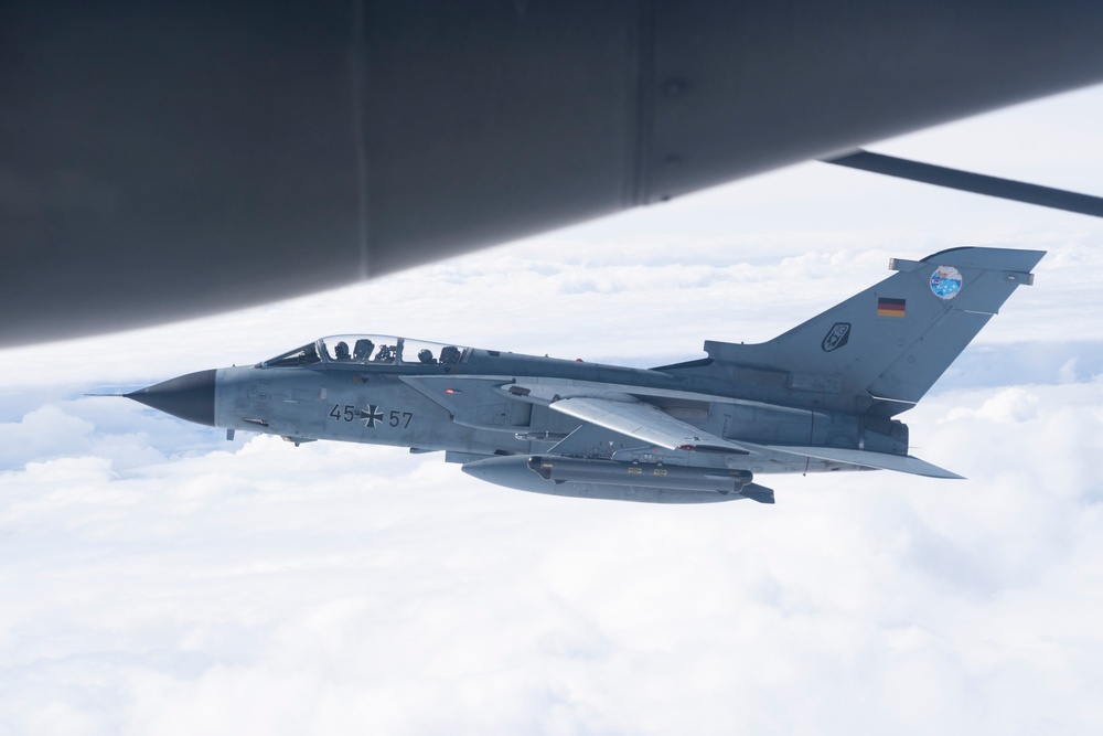 DVIDS - Images - RCAF refuels German Tornados during Arctic Defender ...