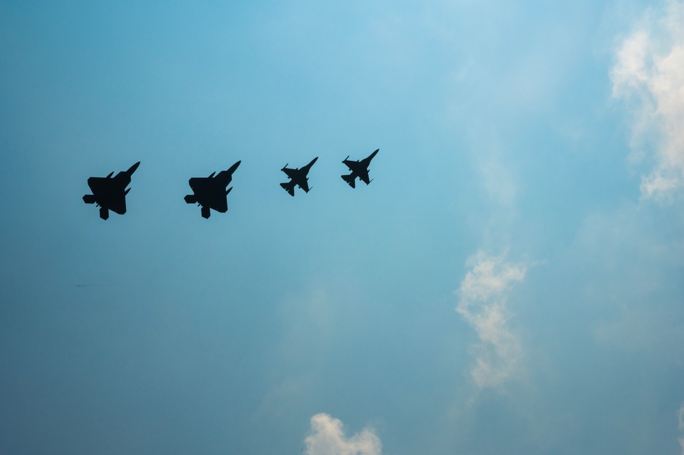 Hawaiian Raptor’s Make Historical First Landing at Basa Air Base