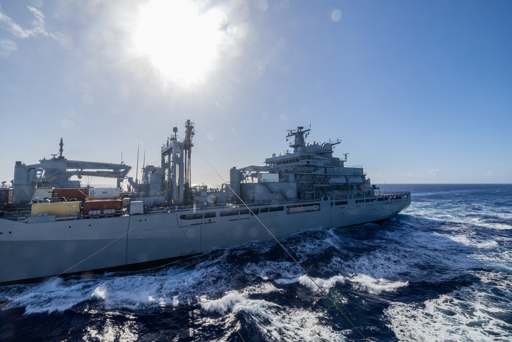 At sea replenishment between Dutch, German ships