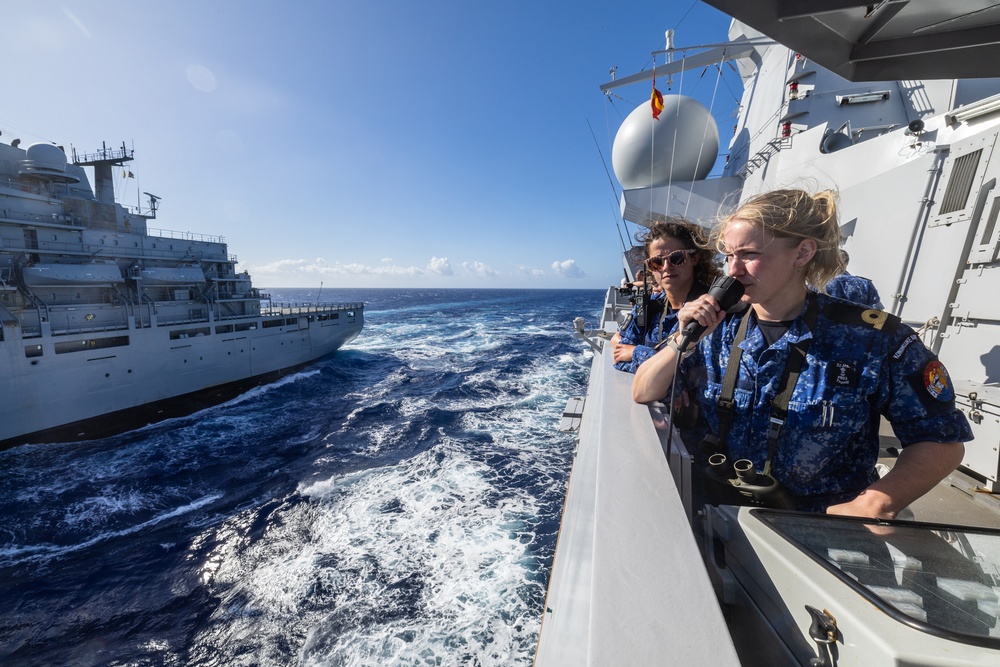 At sea replenishment between Dutch, German ships