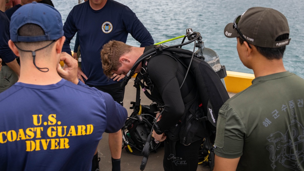 U.S. Coast Guard &amp; ROK Underwater Construction Team conduct combined dive drills during RIMPAC 2024