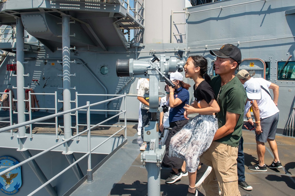 USS BLUE RIDGE HOSTS TOURS IN VIETNAM