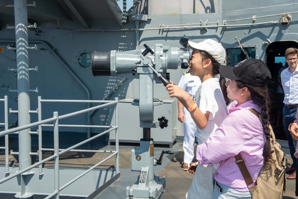 USS BLUE RIDGE HOSTS TOURS IN VIETNAM