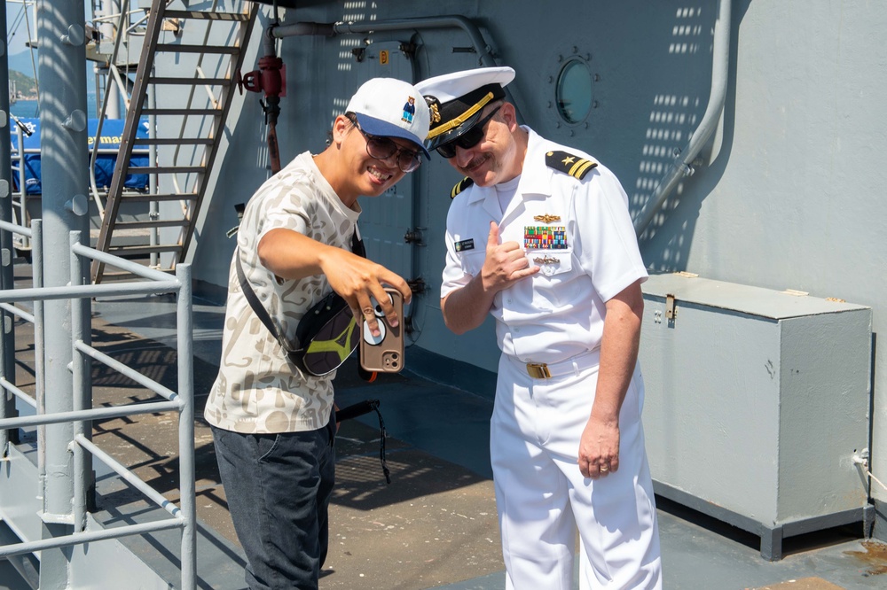 USS BLUE RIDGE HOSTS TOURS IN VIETNAM