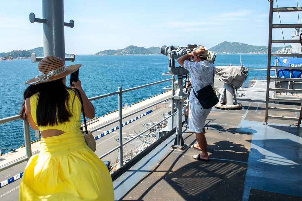 USS BLUE RIDGE HOSTS TOURS IN VIETNAM