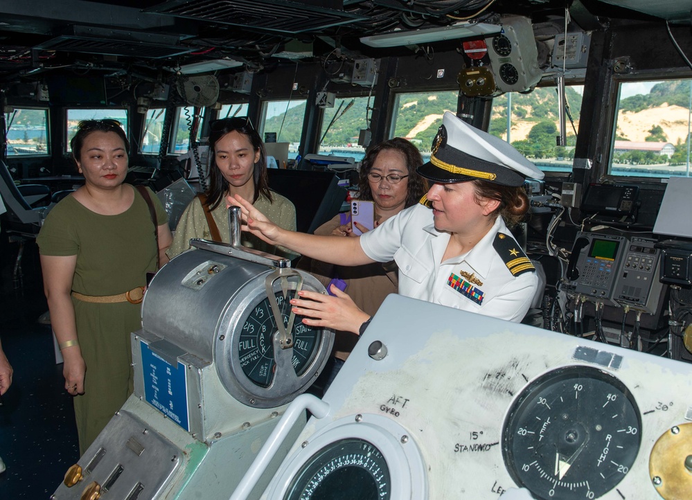 USS BLUE RIDGE HOSTS TOURS IN VIETNAM