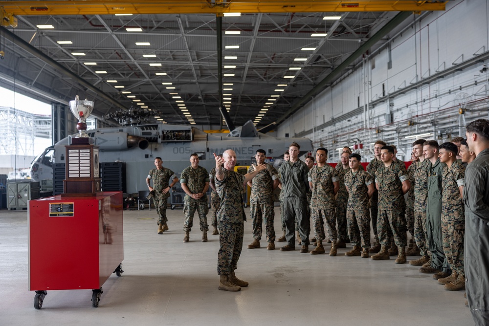 Marine Medium Tiltrotor Squadron (VMM) 261 receives the II MEF &quot;Chesty&quot; Puller Award