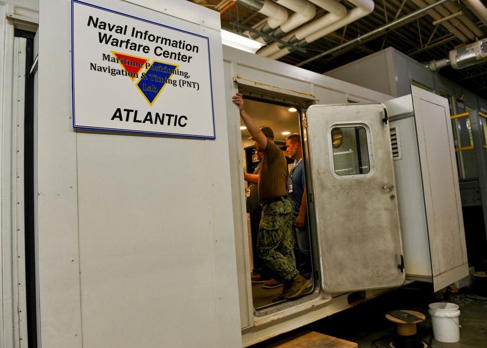 Mobile Training Lab Offers Sailors Key Submarine Navigation Experience