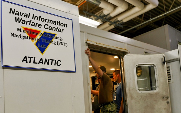 Mobile Training Lab Offers Sailors Key Submarine Navigation Experience