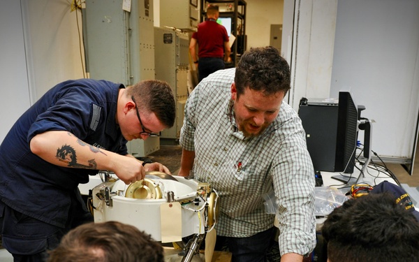 Mobile Training Lab Offers Sailors Key Submarine Navigation Experience