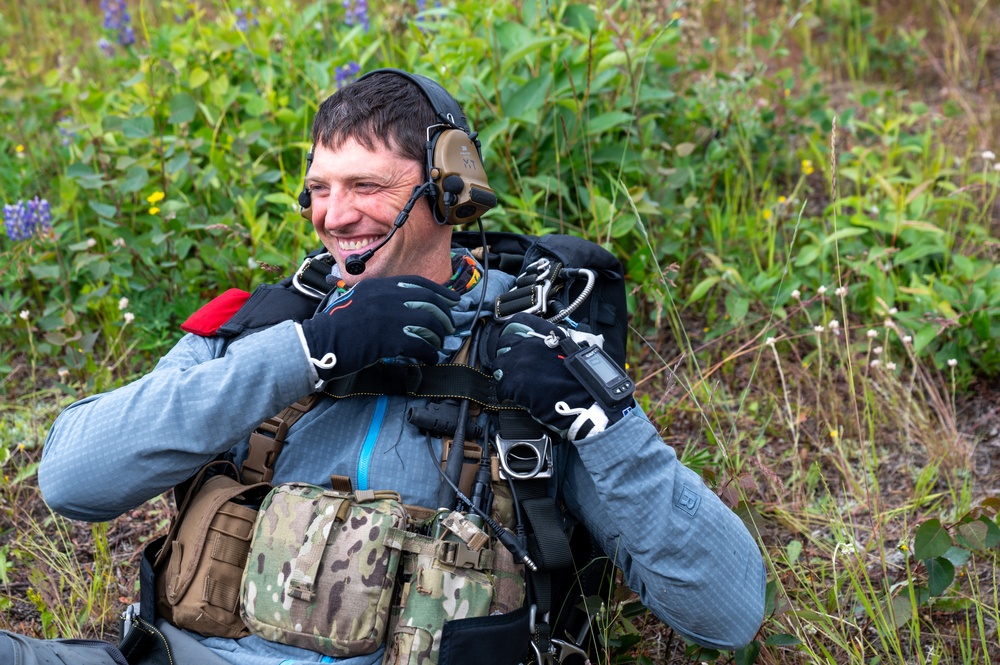 Pararescuemen, paratroopers, tactical air controllers conduct joint airborne operations