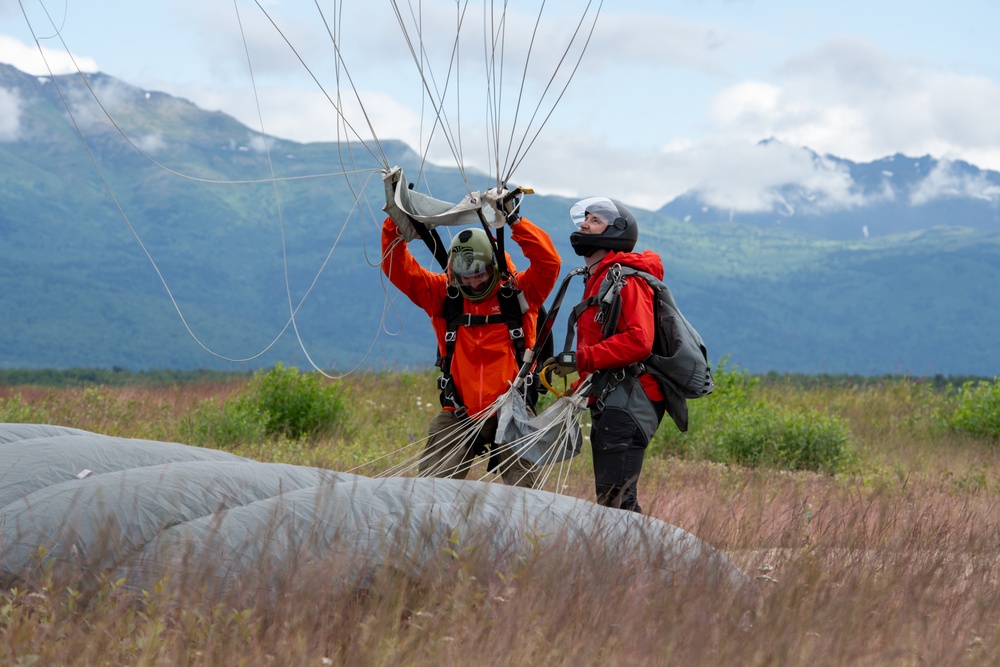 Pararescuemen, paratroopers, tactical air controllers conduct joint airborne operations