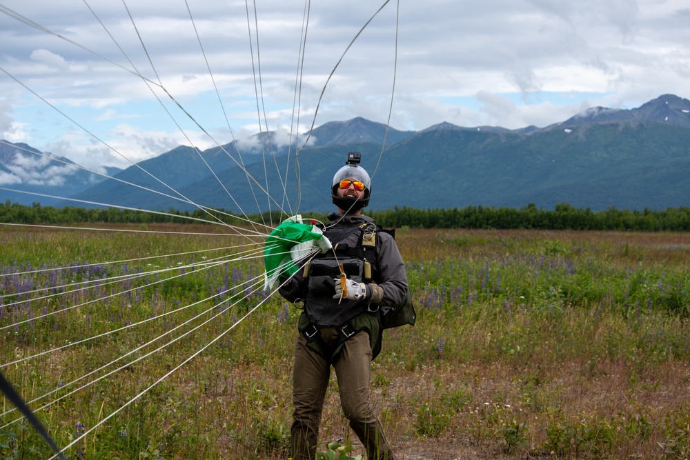 Pararescuemen, paratroopers, tactical air controllers conduct joint airborne operations