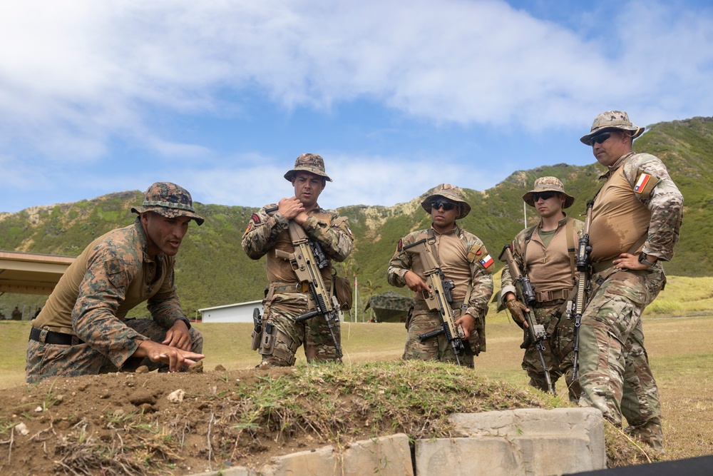 DAVIDS – FOTOS – EE.UU., CHILE, MALASIA Equipo de bomberos realiza maniobras durante RIMPAC 2024 [Image 1 of 3]