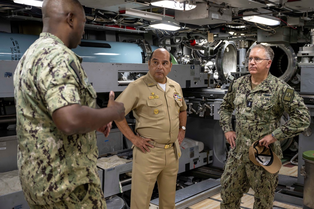 Peruvian navy Vice Adm. Javier Bravo de Rueda Delgado visits USS Minnesota during RIMPAC 2024