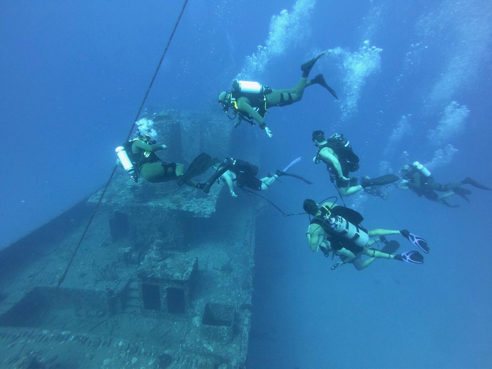 MDSU-1 dives with partners during force integration phase of RIMPAC 2024
