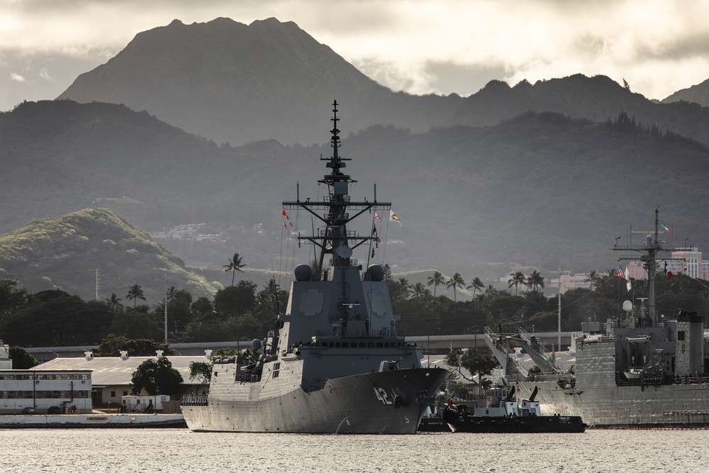 HMAS Sydney heads to sea during RIMPAC24.jpg