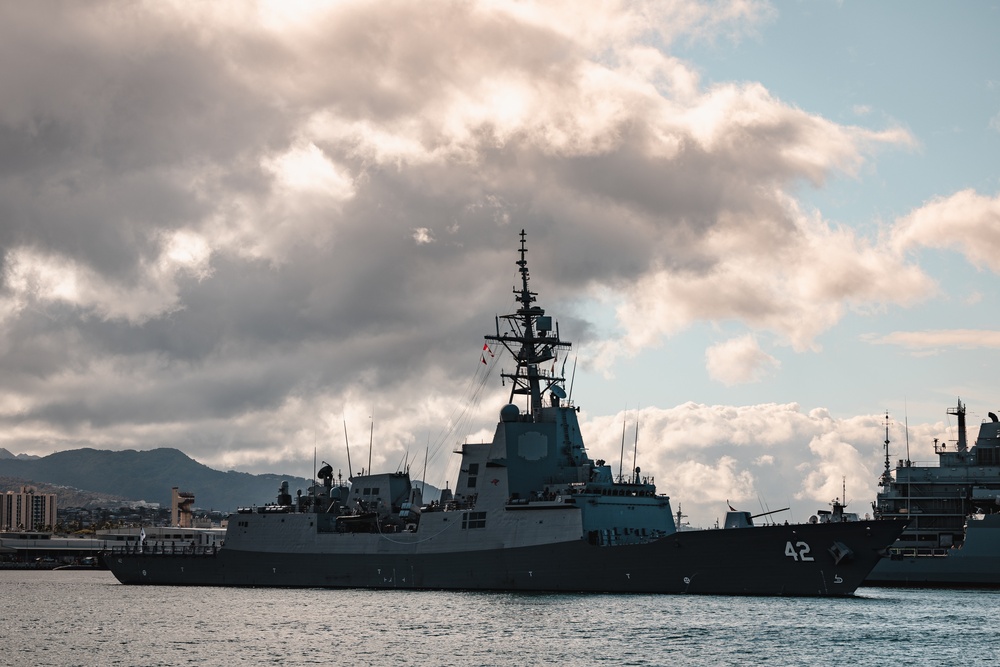 HMAS Sydney heads to sea during RIMPAC 24