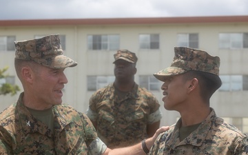 Col. Niedziocha holds 31st Marine Expeditionary Unit formation