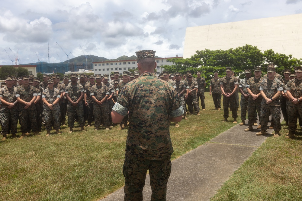 Col. Niedziocha holds 31st Marine Expeditionary Unit formation