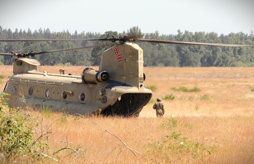 U.S. Army and Washington National Guard members conduct Special Forces Airborne training operations
