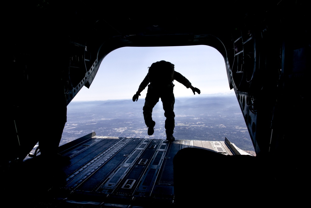 U.S. Army and Washington Army National Guard conduct HALO and static line airborne training