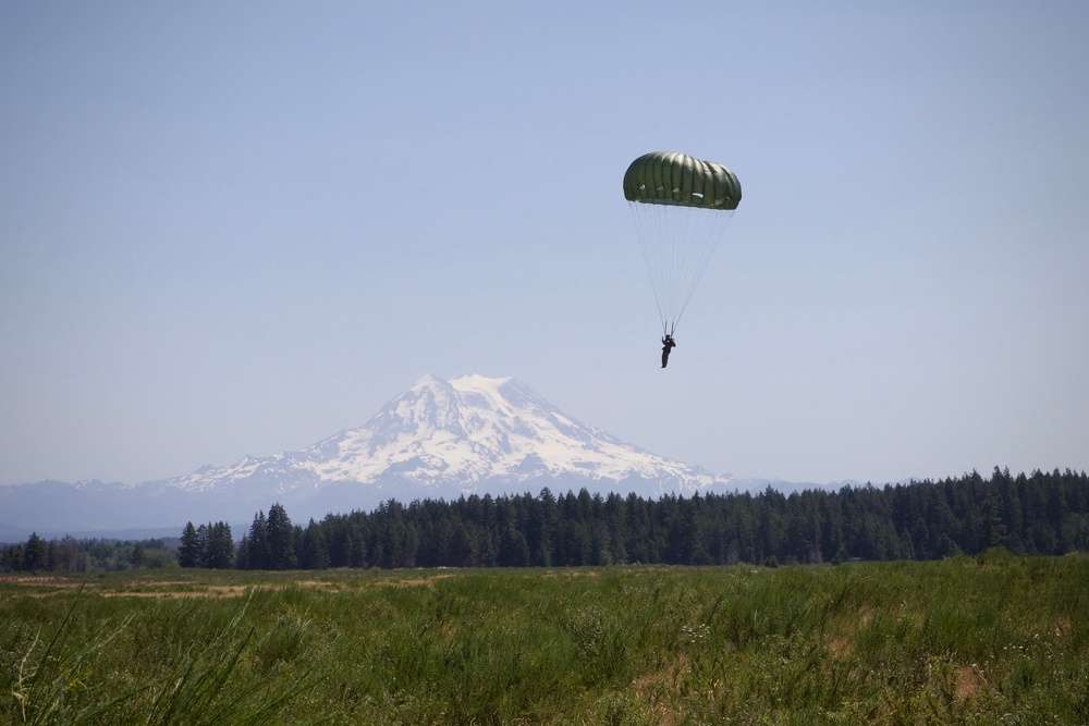 U.S. Army and Washington Army National Guard conduct HALO and static line airborne training