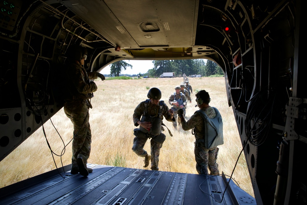 U.S. Army and Washington Army National Guard conduct HALO and static line airborne training