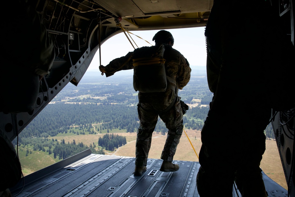 U.S. Army and Washington Army National Guard conduct HALO and static line airborne training