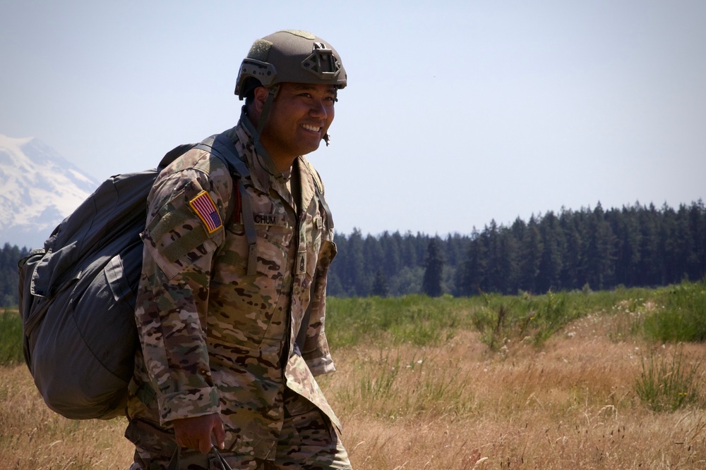 U.S. Army and Washington Army National Guard conduct HALO and static line airborne training