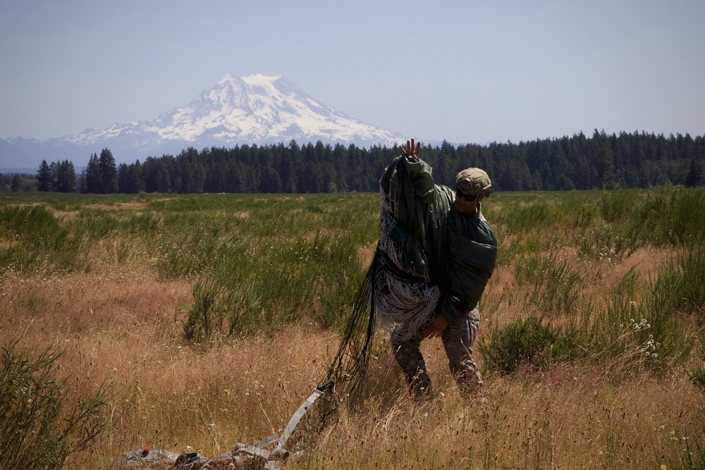 U.S. Army and Washington Army National Guard conduct HALO and static line airborne training