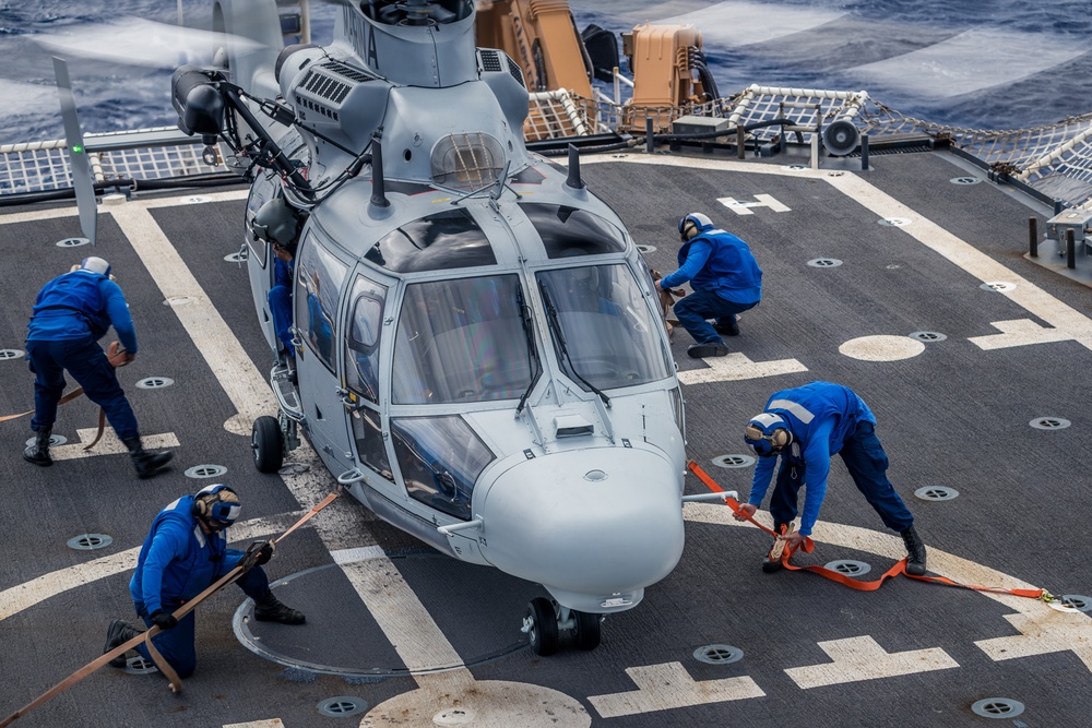 Mexican navy helicopter lands on USCGC Midgett during RIMPAC 2024