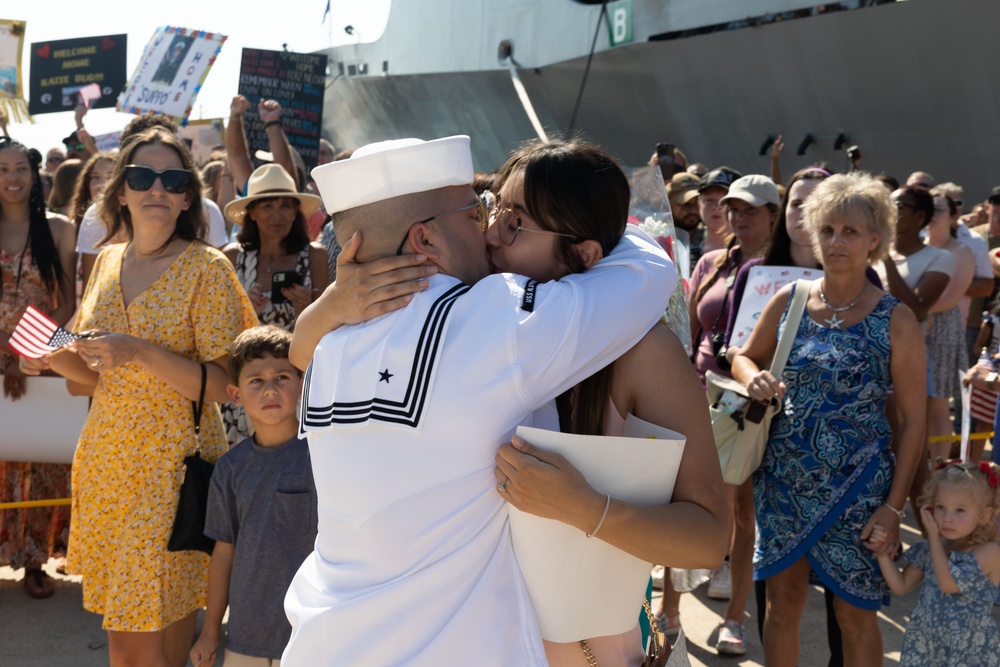 USS Philippine Sea (CG 58) Returns to Homeport