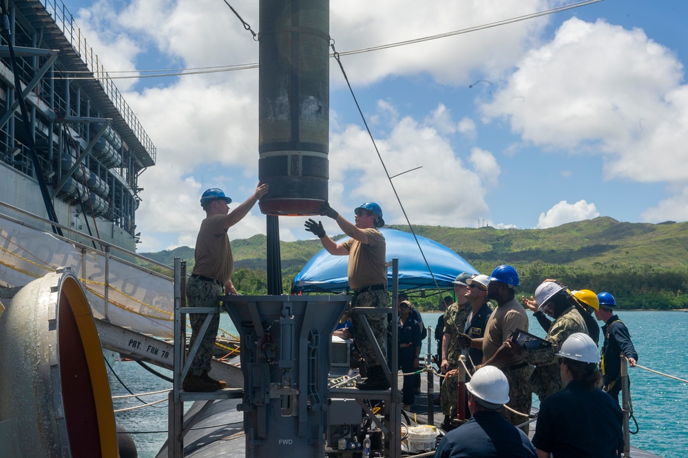 USS Frank Cable conducts an expeditionary reload of TLAMs with USS Florida