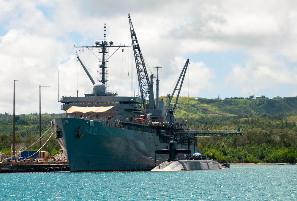 USS Frank Cable conducts an expeditionary reload of TLAMs with USS Florida