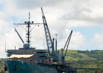 USS Frank Cable conducts an expeditionary reload of TLAMs with USS Florida