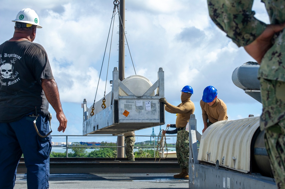 USS Frank Cable conducts an expeditionary reload of TLAMs with USS Florida