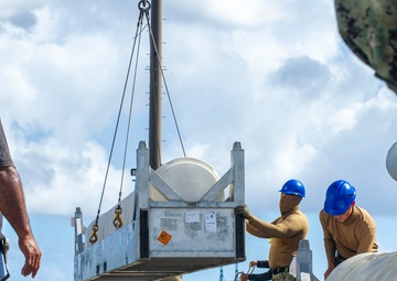 USS Frank Cable conducts an expeditionary reload of TLAMs with USS Florida