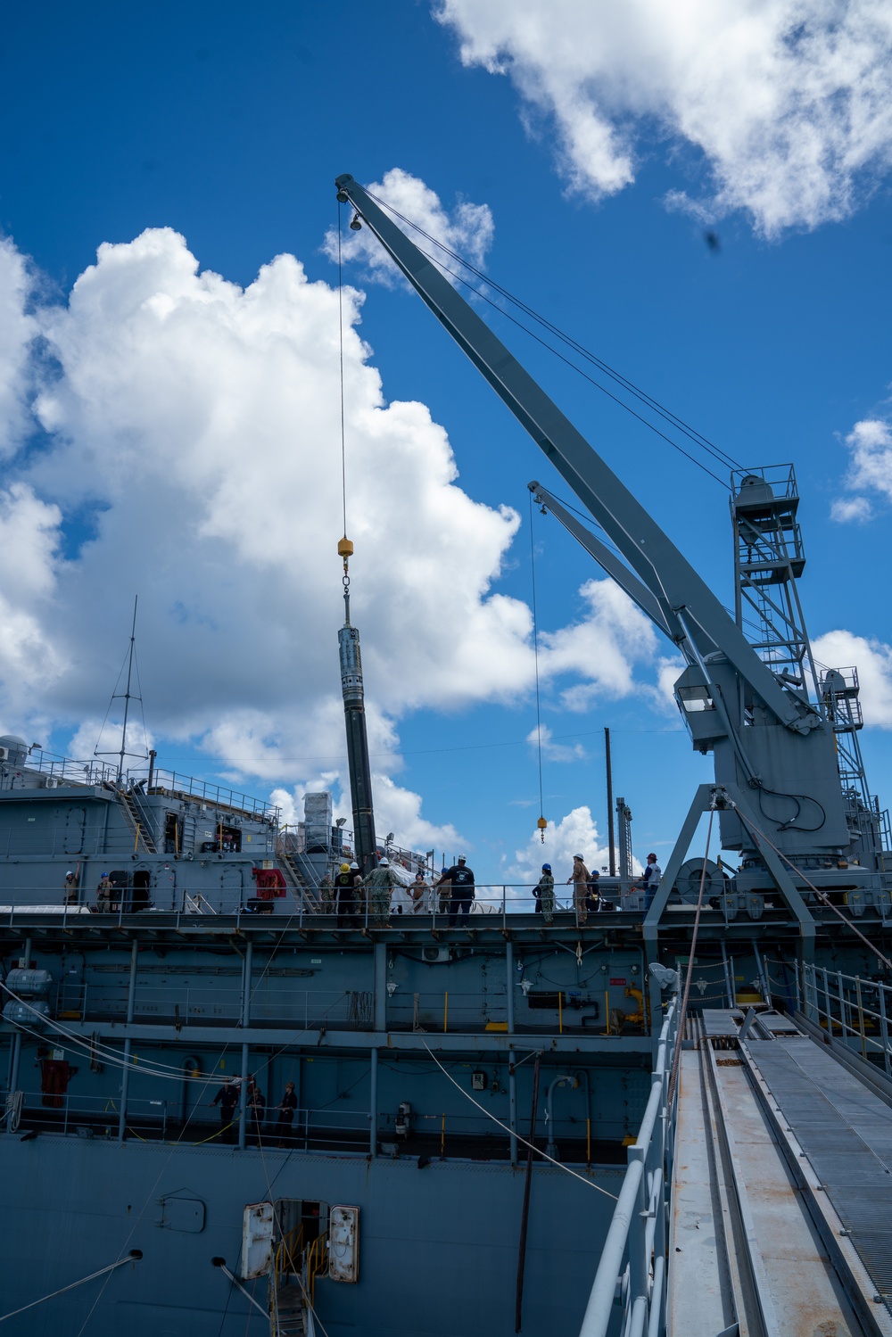 USS Frank Cable conducts an expeditionary reload of TLAMs with USS Florida