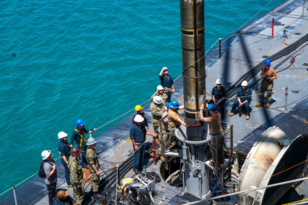 USS Frank Cable conducts an expeditionary reload of TLAMs with USS Florida