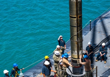 USS Frank Cable conducts an expeditionary reload of TLAMs with USS Florida