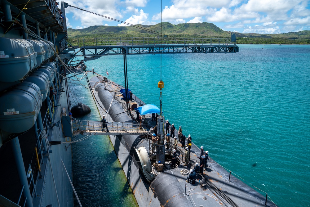 USS Frank Cable conducts an expeditionary reload of TLAMs with USS Florida