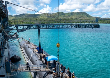 USS Frank Cable conducts an expeditionary reload of TLAMs with USS Florida