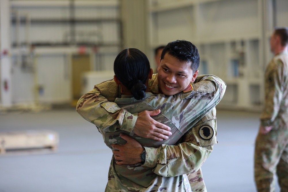 Hawaii’s 2-211th Aviation General Support Battalion Change of Command