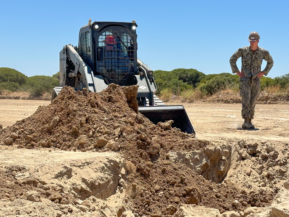 USNA Midshipmen visit NMCB 11