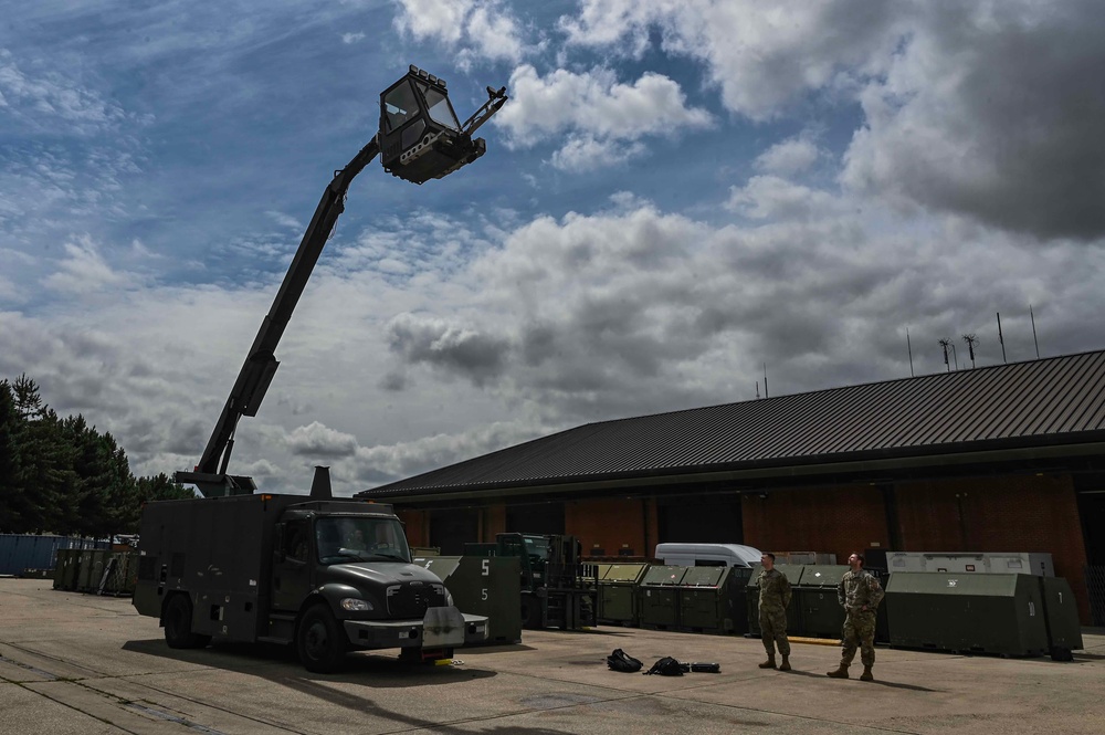 DITL: 100th ARW command team integrates with 100 AMXS deicing section