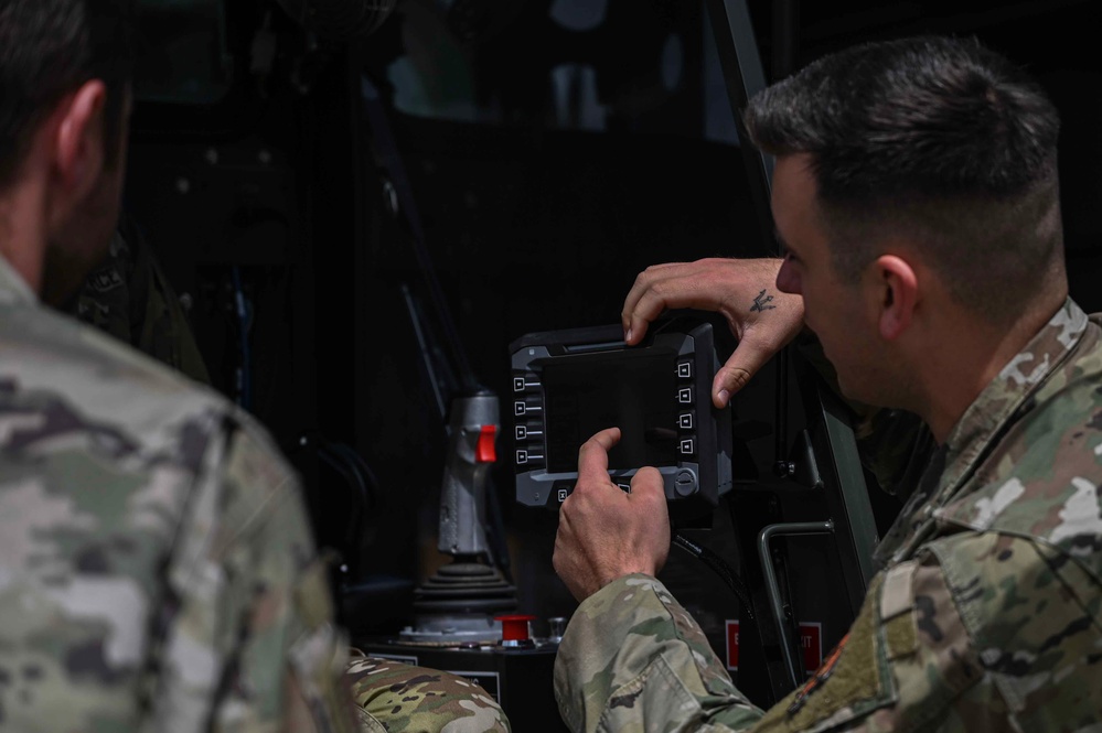 DITL: 100th ARW command team integrates with 100th AMXS de-icing section