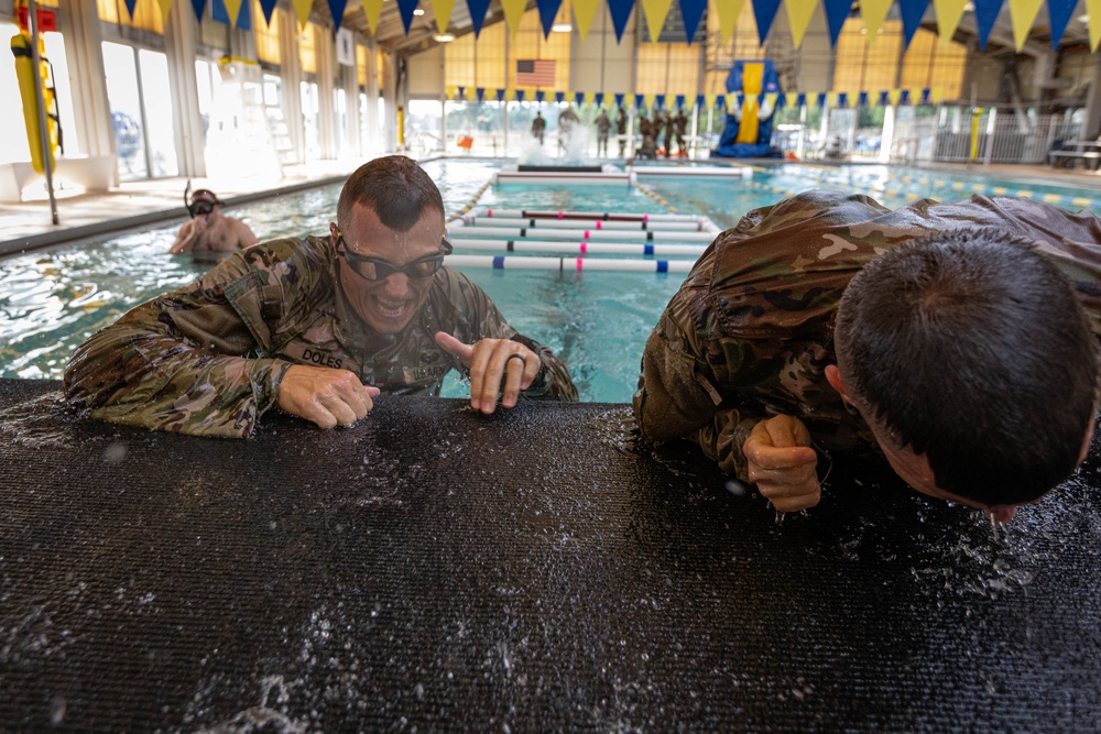 Sgt. Thomas Doles pulls up on a platform [Image 7 of 7] - DVIDS