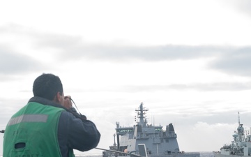 USS Sterett Conduct Replenishment-at-Sea with HMNZS Aotearoa