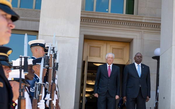 SD Hosts Singapore MoD